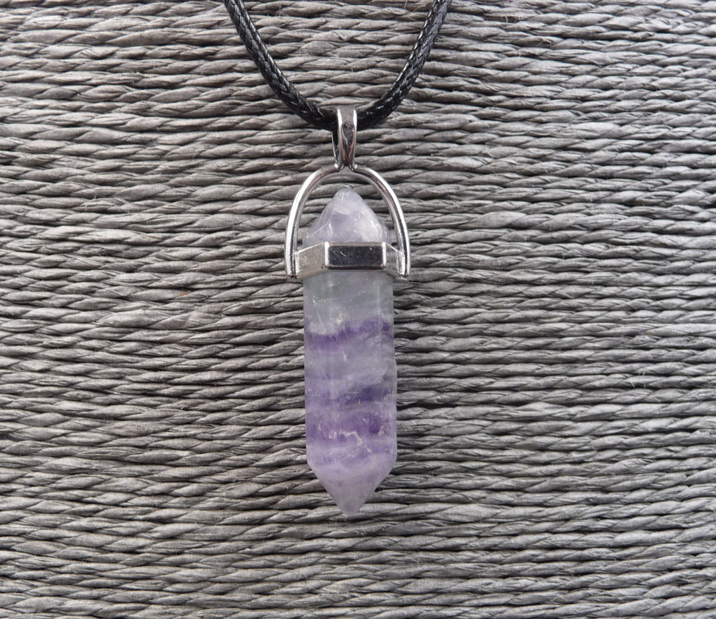 Collier avec pendentif pointe en Fluorite multicolore naturelle