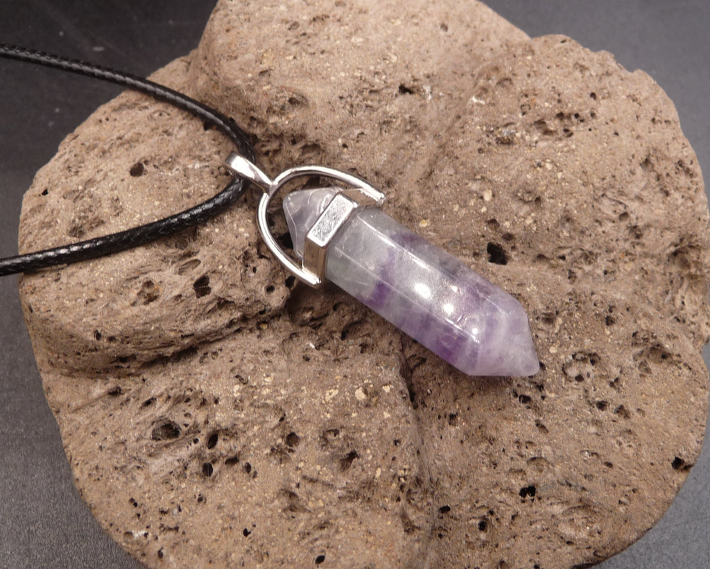 Collier avec pendentif pointe en Fluorite multicolore naturelle