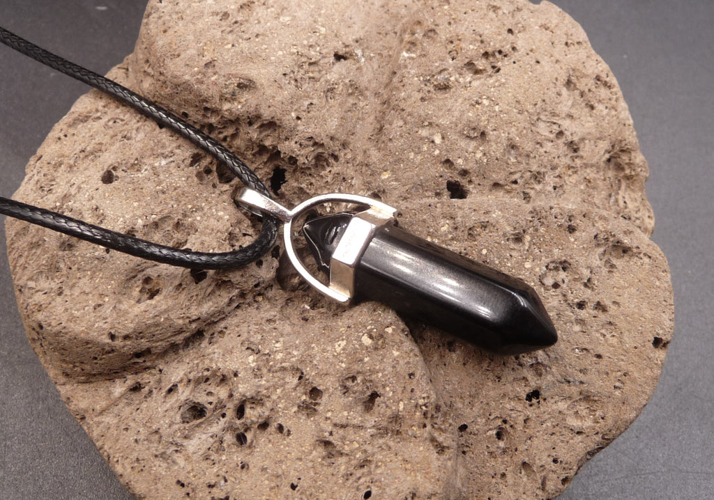 Collier avec pendentif pointe en Onyx naturel. Protège la grossesse