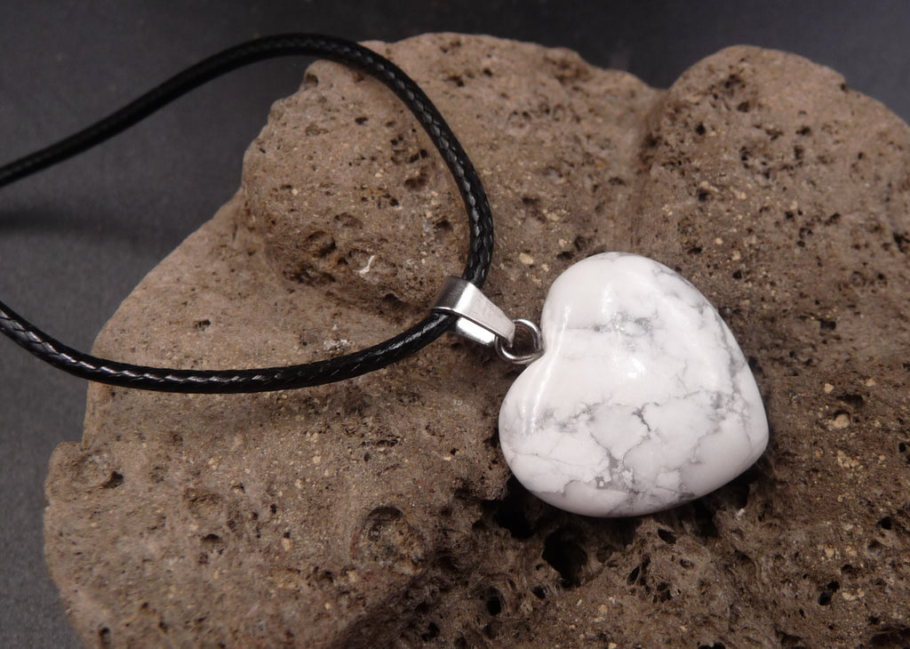 Collier avec pendentif coeur en Howlite Blanche