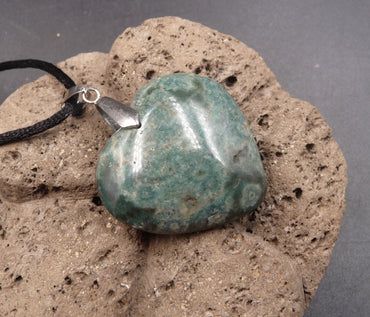 Collier coeur en agate mousse de Madagascar