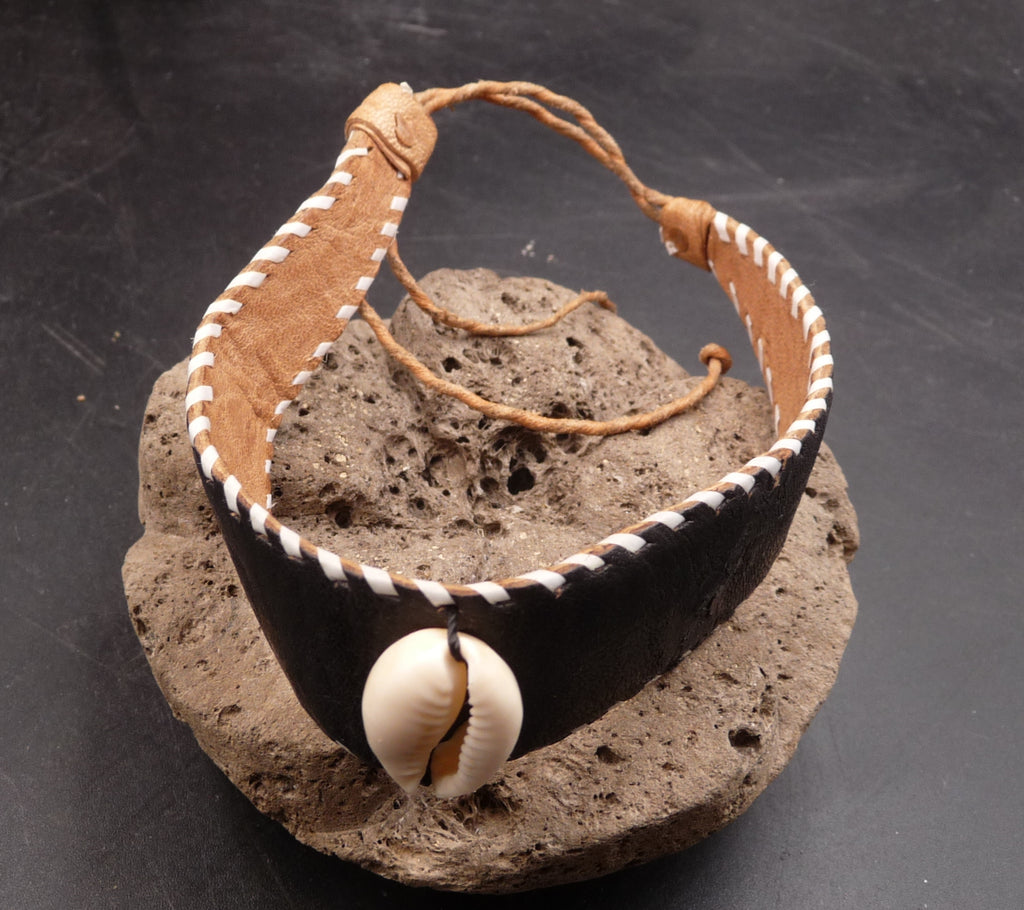 Bracelet Africain noir en cuir et coquillage cauri naturel