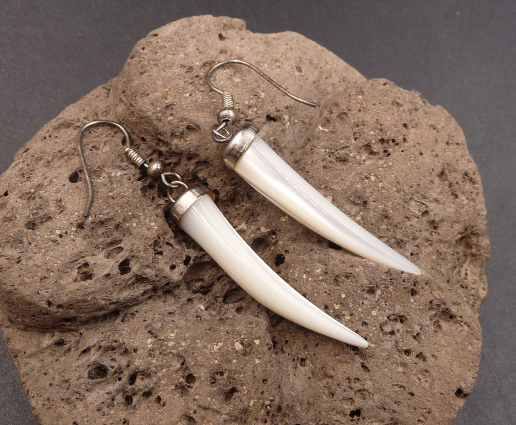 Boucles d'oreilles ethniques en nacre forme corne