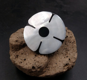 Bague ethnique "Indra" en nacre forme fleur
