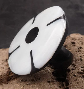 Bague ethnique "Indra" en nacre forme fleur