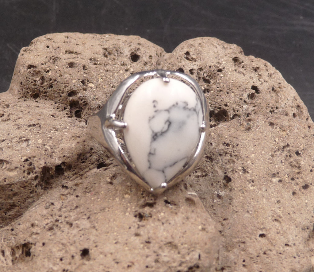 Bague en Howlite Blanche du Brésil forme goutte