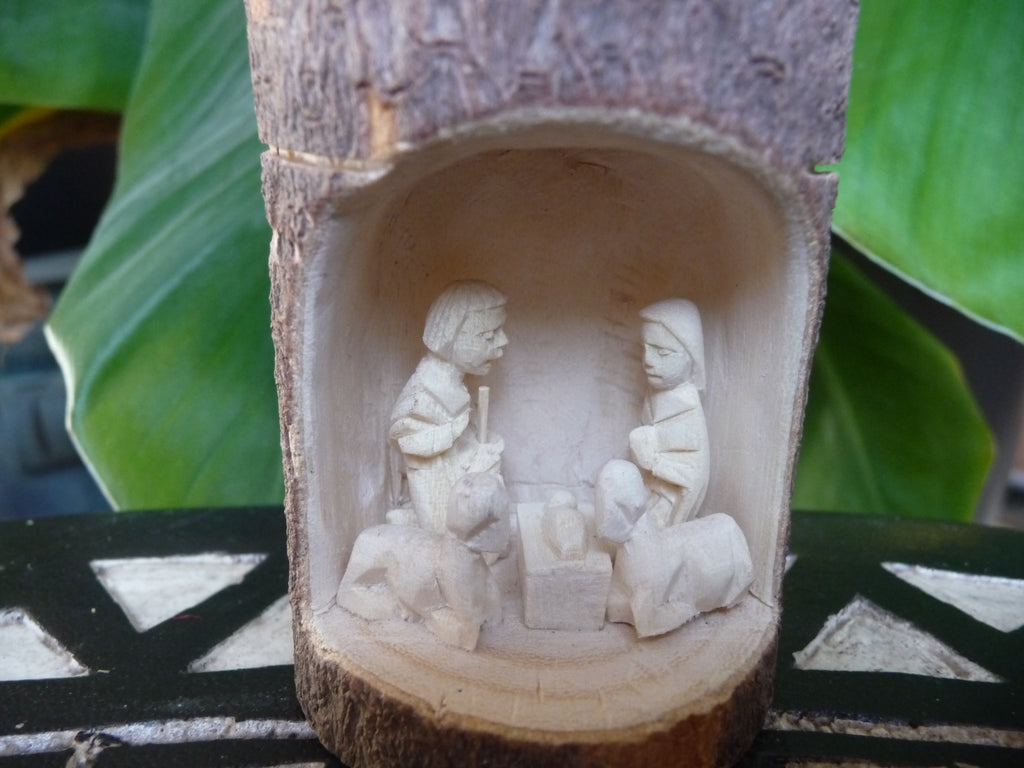 Crèche de Noël 5 santons forme hutte en bois sacré Mpanjaka