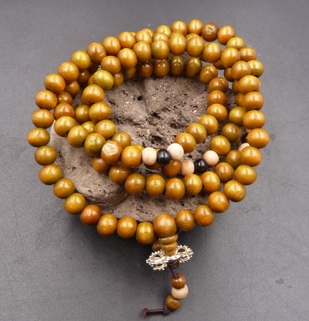 Bracelet Tibétain Mala en perles de bois de santal marron + Breloque Vajra ou Dorjé