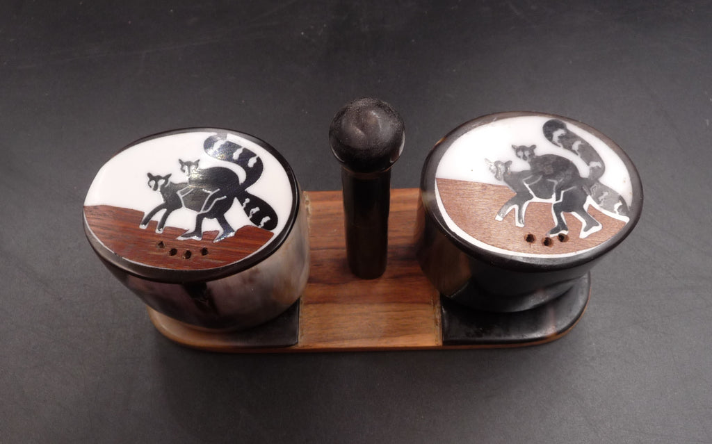 Salière et poivrière en bois et corne de zébu motif lémuriens Madagascar