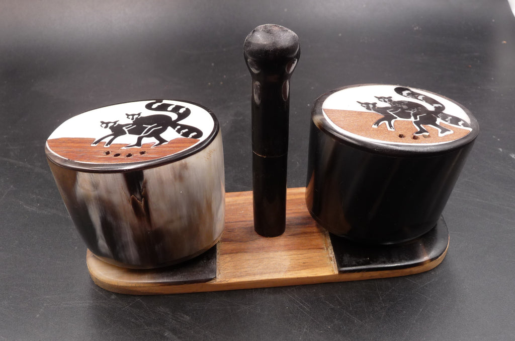 Salière et poivrière en bois et corne de zébu motif lémuriens Madagascar