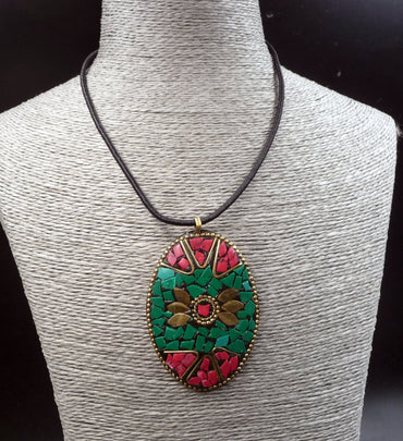 Collier Tibétain Bouddhiste en Laiton, Malachite et Corail de l'Himalaya