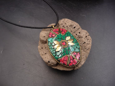 Collier Tibétain Bouddhiste en Laiton, Malachite et Corail de l'Himalaya