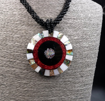 Collier Kupu Kupu en coquillage, corail et nacre abalone