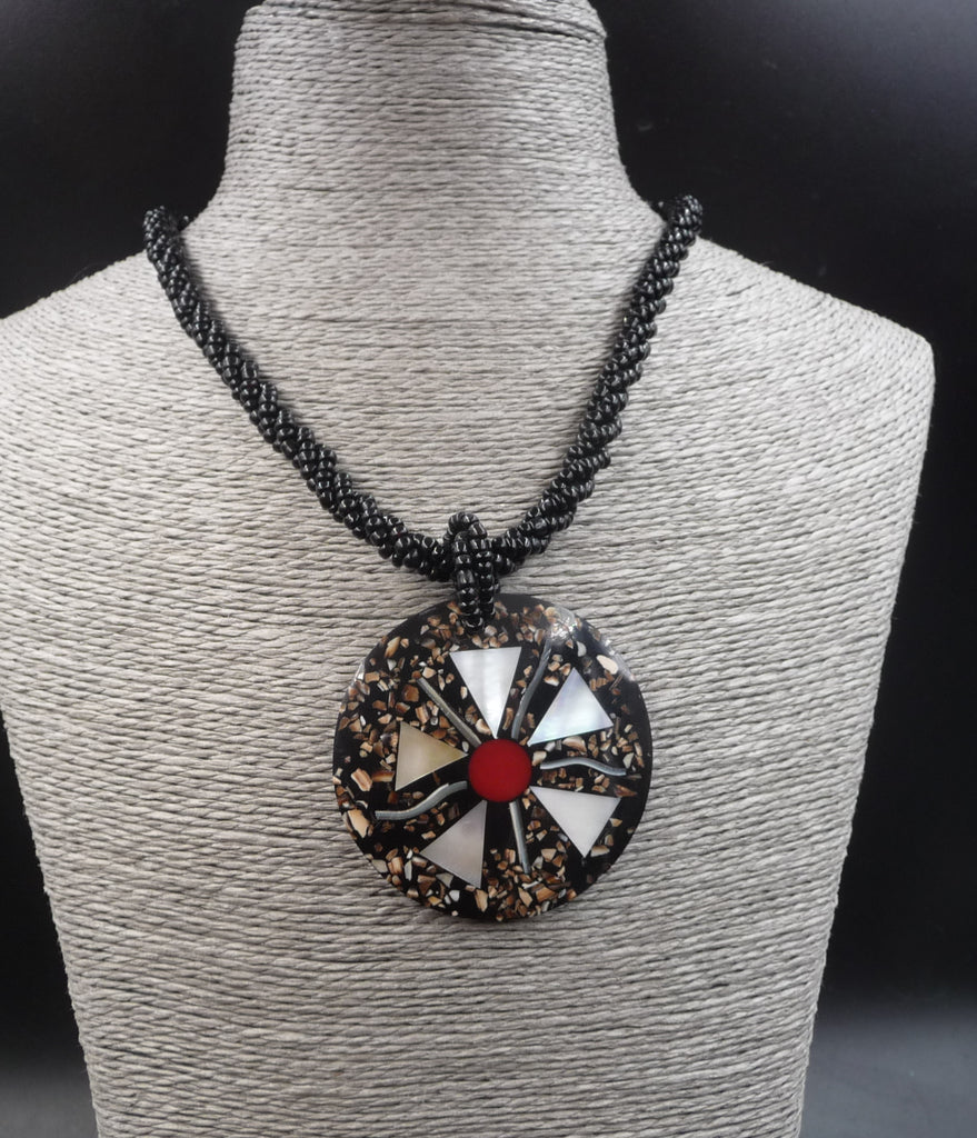 Collier Kunang Kunang en coquillage, corail et nacre abalone
