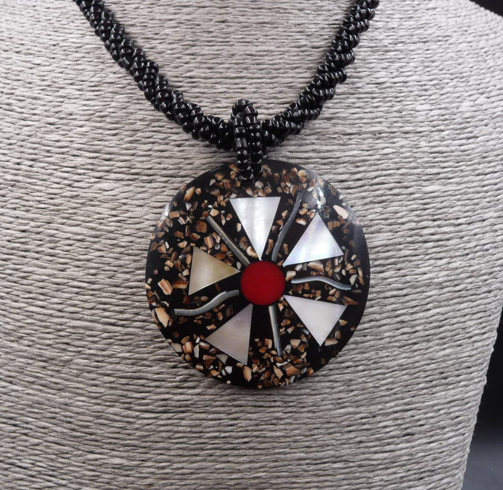 Collier Kunang Kunang en coquillage, corail et nacre abalone