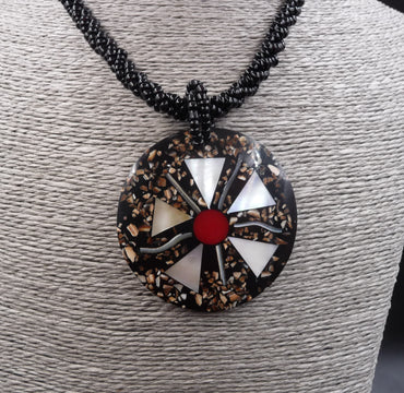 Collier Kunang Kunang en coquillage, corail et nacre abalone