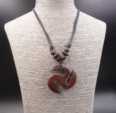 Collier pendentif ethnique celtique Triskell en bois bio