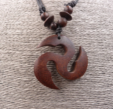 Collier pendentif ethnique celtique Triskell en bois bio