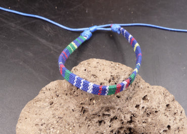 Bracelet ethnique multicolore en tissu Aguayo artisanat du Pérou