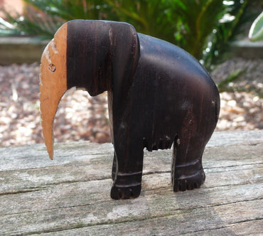 Eléphant en bois d'ébène deux tons de bois artisanat Indonésie