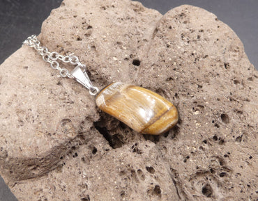 Collier avec pendentif en Oeil de Tigre d'Afrique du Sud