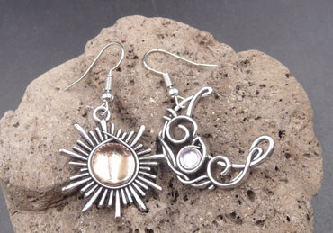 Boucles d'oreilles asymétriques Soleil et Lune en opale