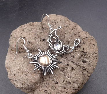 Boucles d'oreilles asymétriques Soleil et Lune en opale