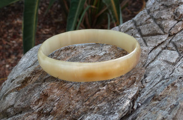 Bracelet jonc en corne de zébu beige Madagascar