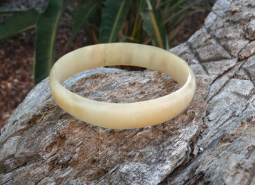 Bracelet jonc en corne de zébu beige Madagascar