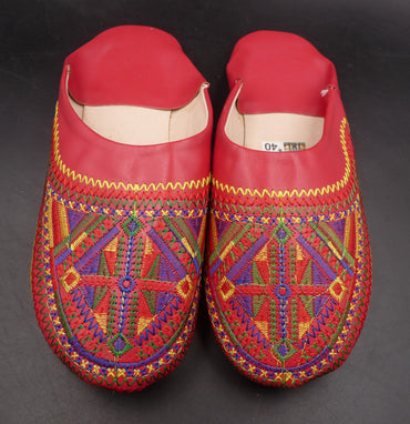 Babouches Berbères en cuir rouge avec broderies traditionnelles Pointure 40 - Artisanat du Maroc