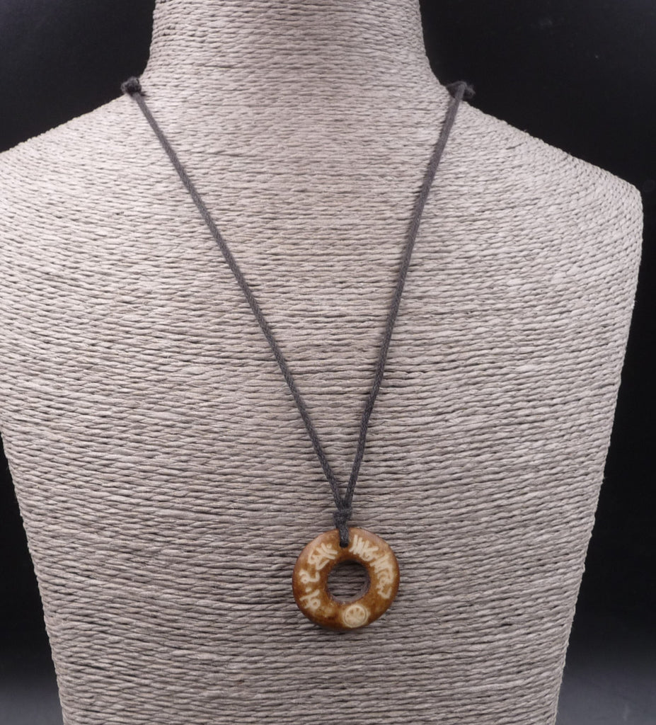 Collier Tibétain Om et mantras en corne de yack