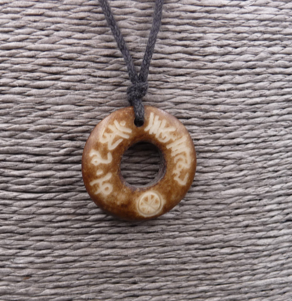 Collier Tibétain Om et mantras en corne de yack