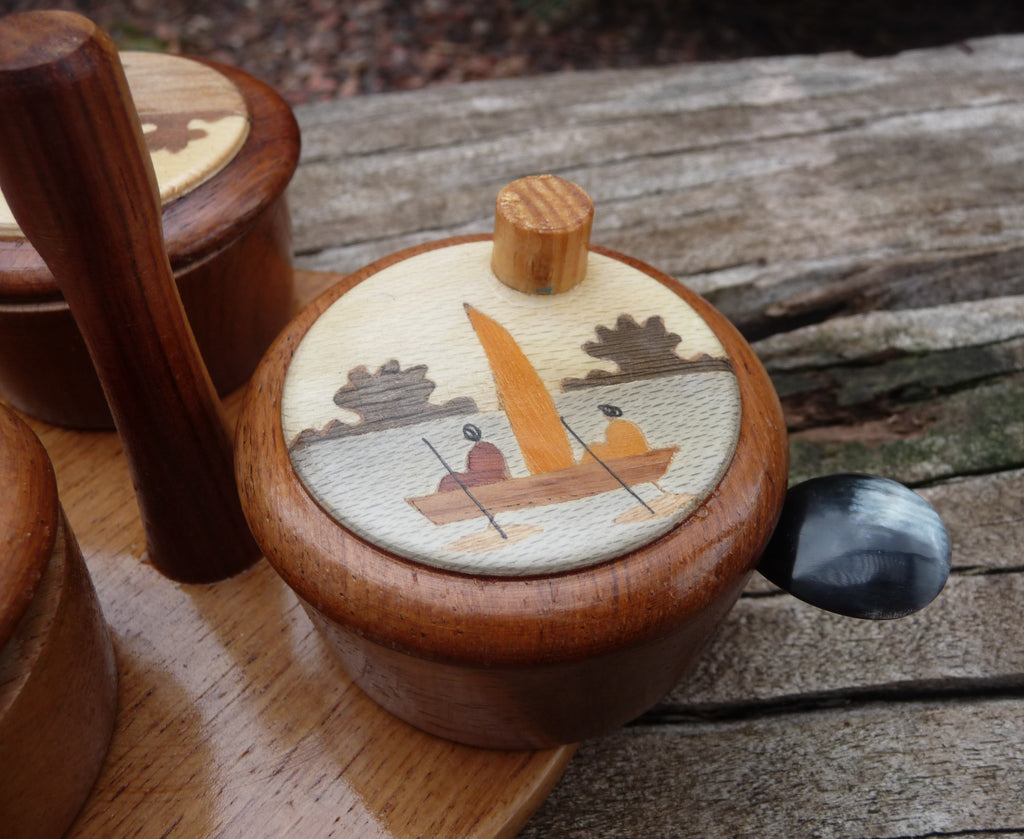 Salière et poivrière en bois sur socle bois marqueterie de Madagascar
