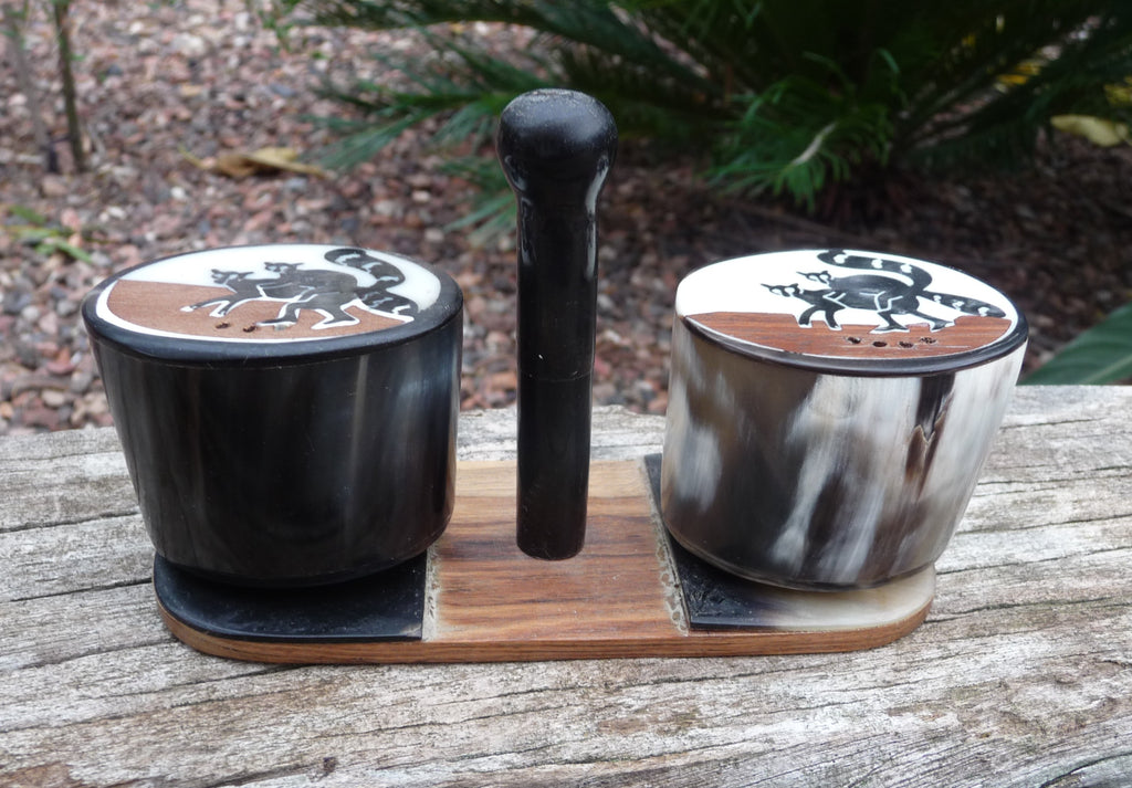 Salière et poivrière en bois et corne de zébu motif lémuriens Madagascar