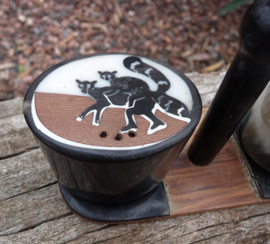 Salière et poivrière en bois et corne de zébu motif lémuriens Madagascar