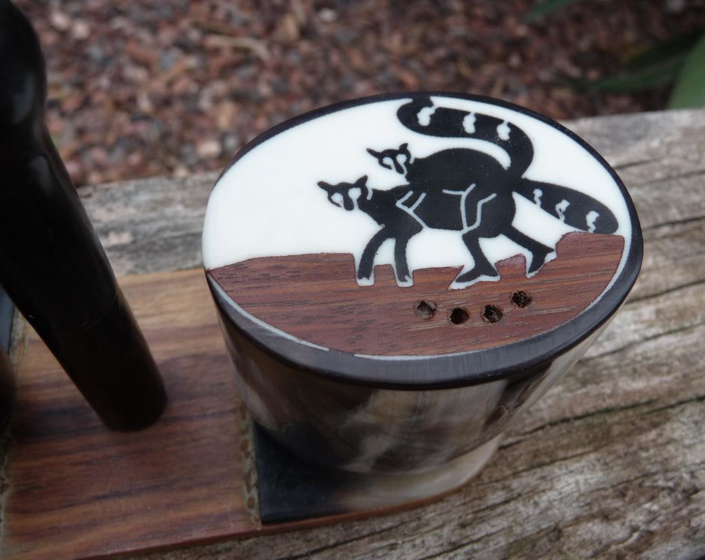 Salière et poivrière en bois et corne de zébu motif lémuriens Madagascar
