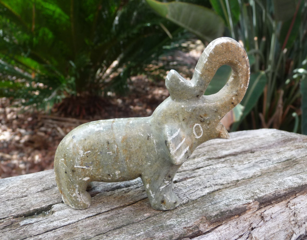 Eléphant trompe en l'air en pierre naturelle stéatite artisanat Inde