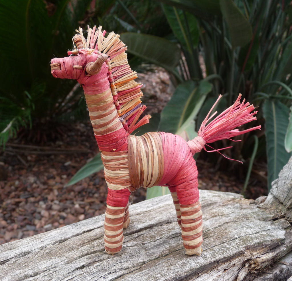 Girafe en raphia tressé main - Artisanat de Madagascar