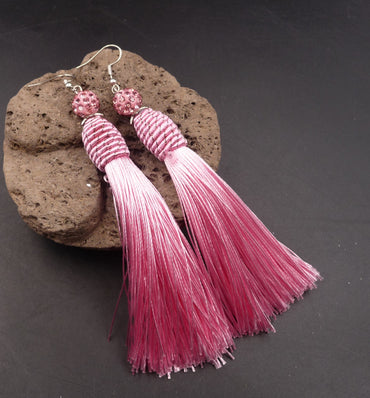 Boucles d'oreilles bohèmes Marocaines avec pompon rose et zirconium