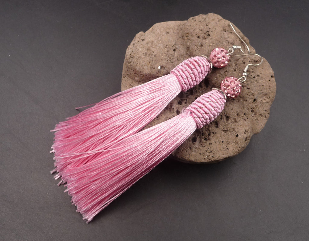 Boucles d'oreilles bohèmes Marocaines avec pompon rose et zirconium