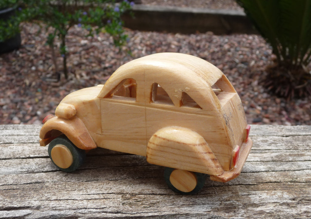 Voiture miniature en bois 2CV Citroën Artisanat de Madagascar