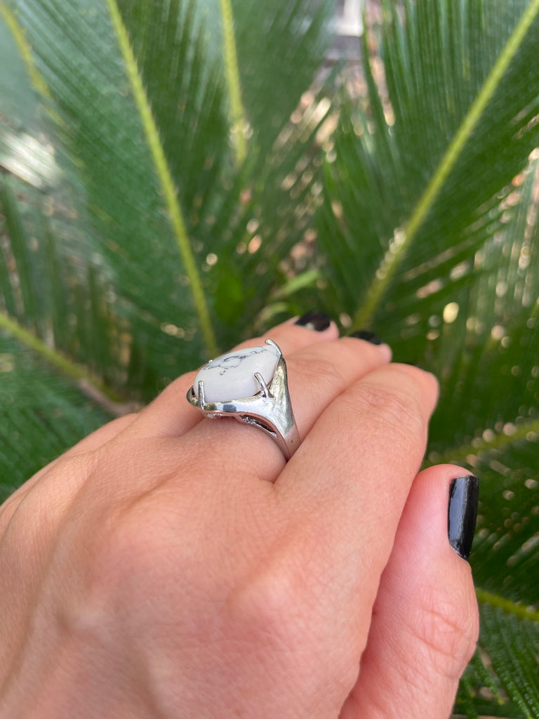 Bague en Howlite Blanche du Brésil forme goutte