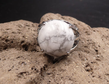Bague ronde en Howlite Blanche du Brésil