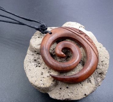 Collier Maori spirale en bois de suar gravé