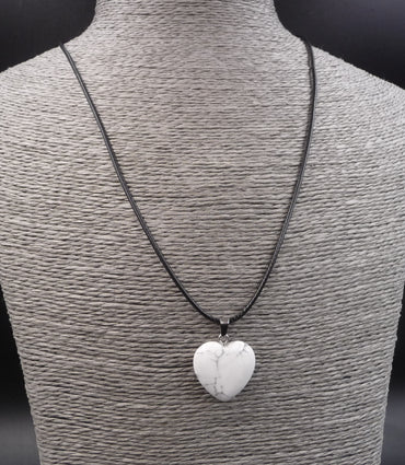 Collier avec pendentif coeur en Howlite Blanche