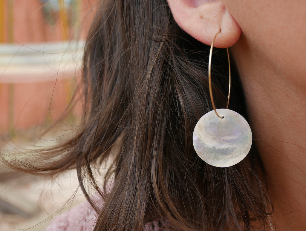 Boucles d'oreilles créoles dorées et breloque nacre