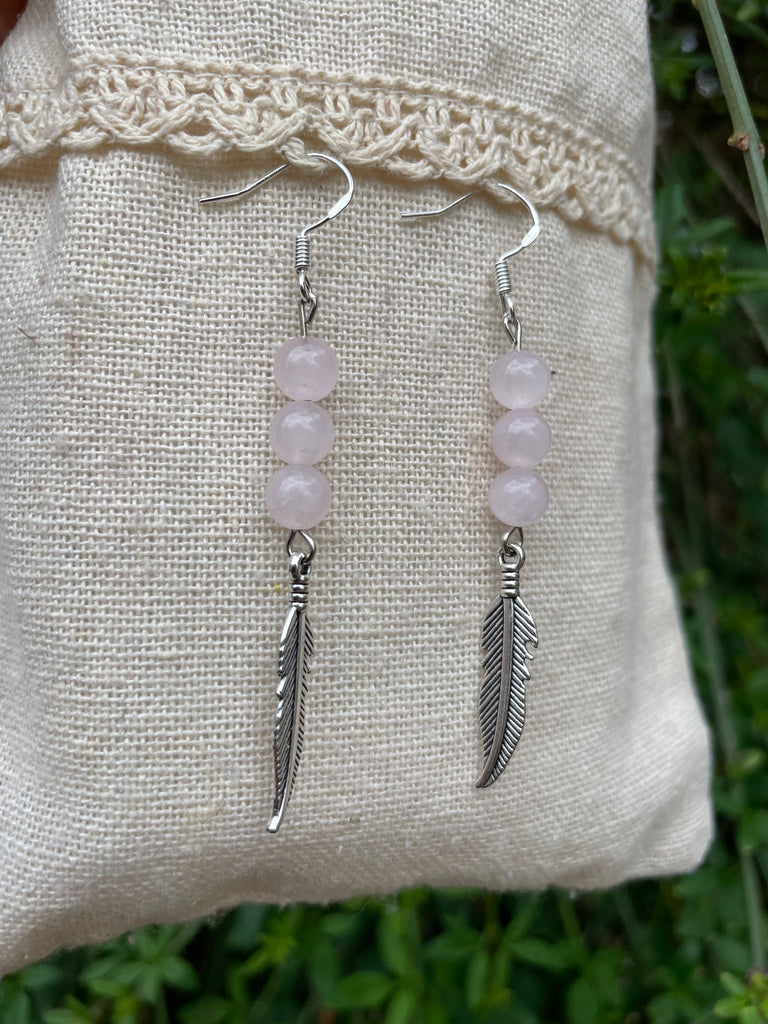 Boucles d'oreilles 3 boules en Quartz Rose naturel et breloque plume