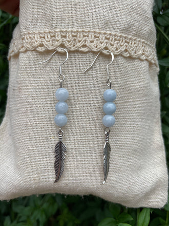 Boucles d'oreilles 3 boules en Aigue Marine naturelle et breloque plume