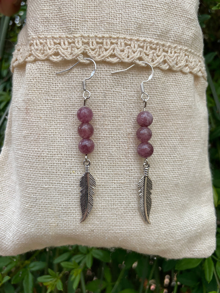 Boucles d'oreilles 3 boules en Lépidolite naturelle et breloque plume