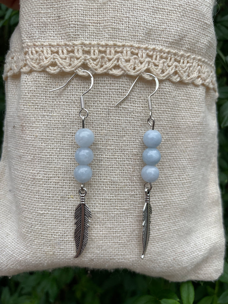 Boucles d'oreilles 3 boules en Aigue Marine naturelle et breloque plume